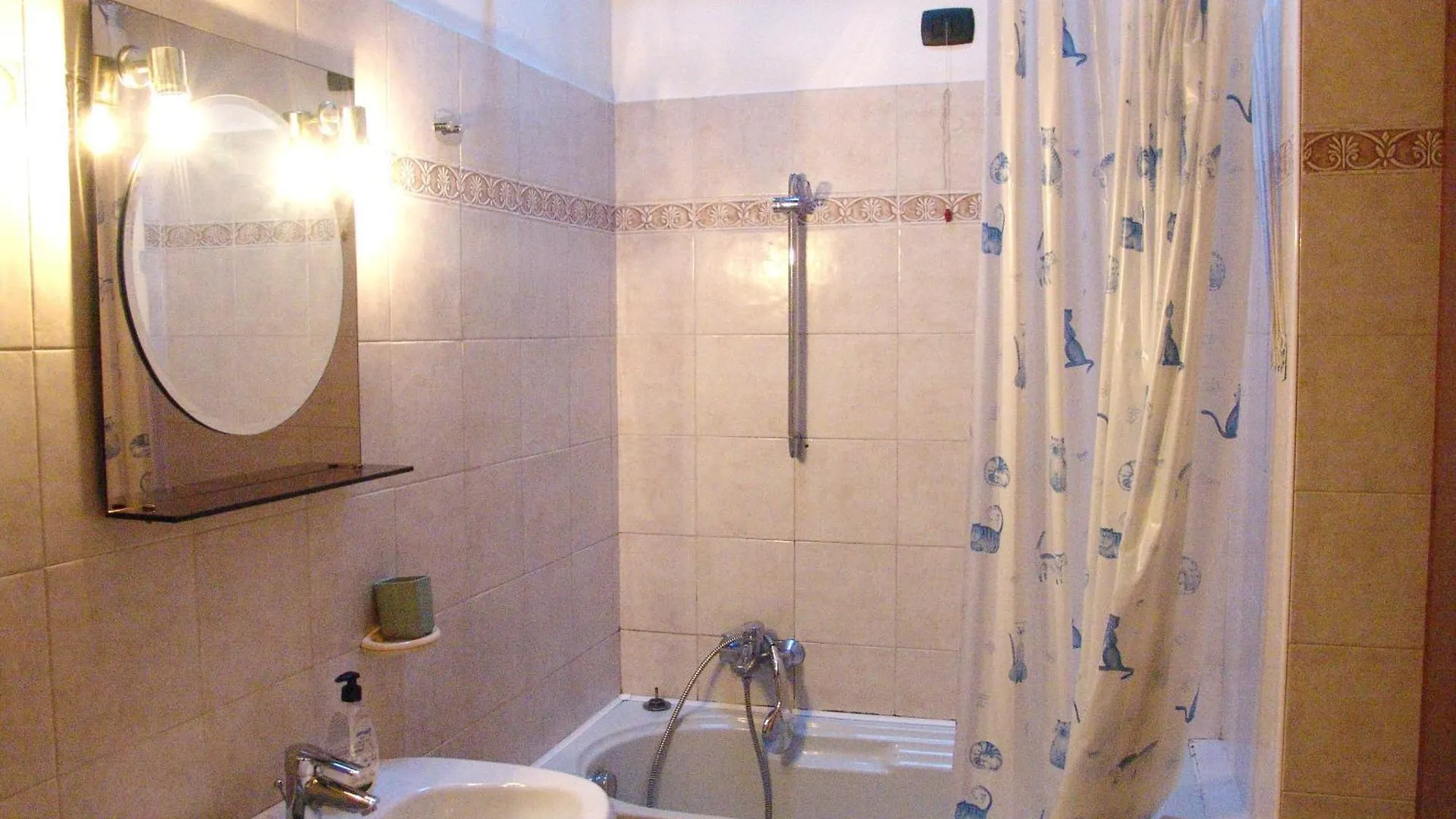 Giulia Attic Apartment Nibionno 0*,